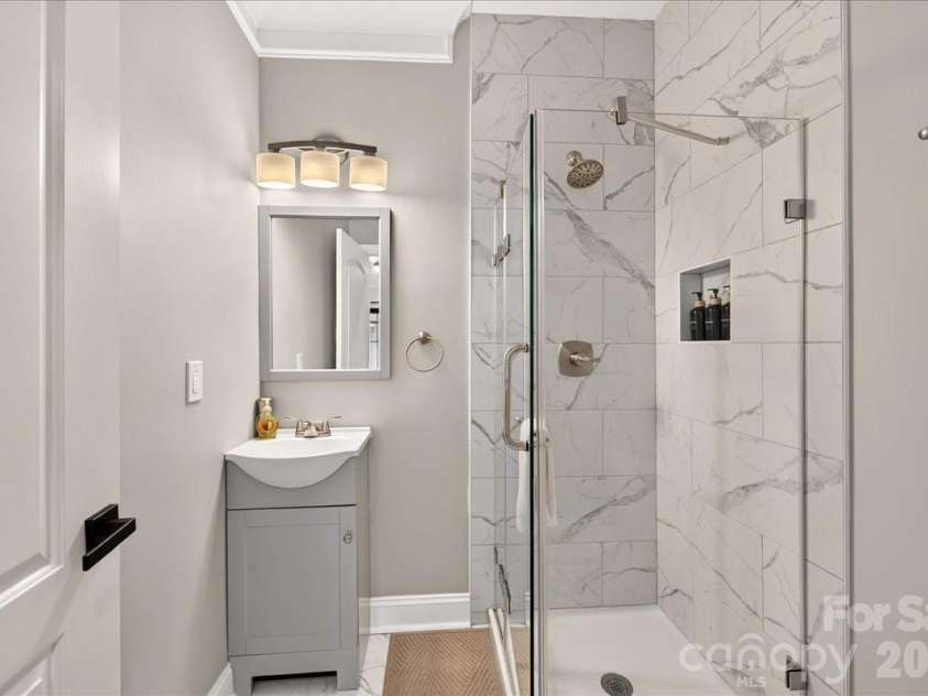 2200 Stratford Avenue, Charlotte, NC 28205.  MLS# CAR4413769, YatesRealty ID 48273. 