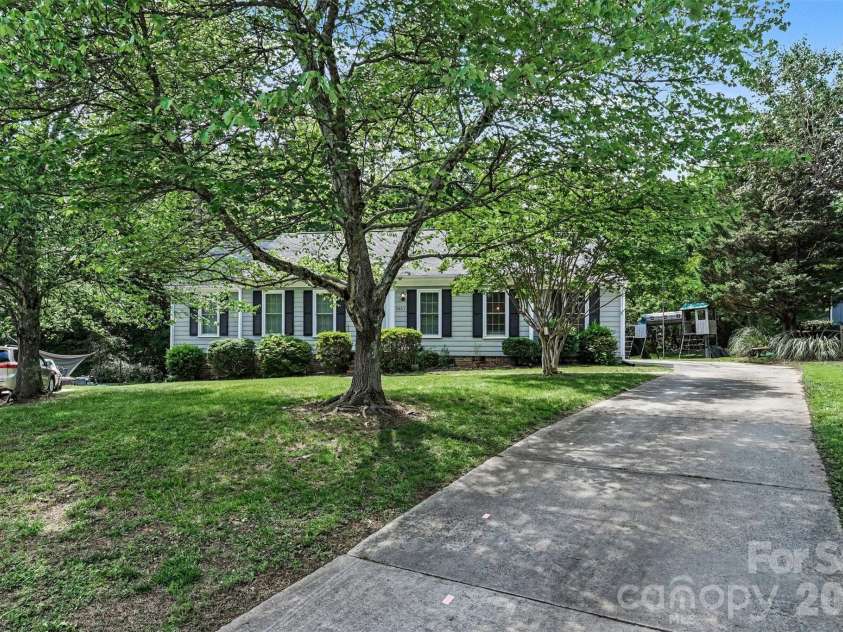 9803 Cooper Run Lane, Charlotte, NC 28269.  MLS# CAR4419711, YatesRealty ID 48278. Long Driveway with Ample Parking