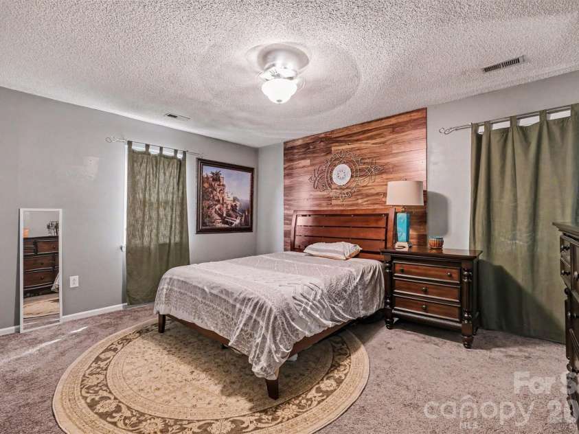 9803 Cooper Run Lane, Charlotte, NC 28269.  MLS# CAR4419711, YatesRealty ID 48278. Primary Bedroom