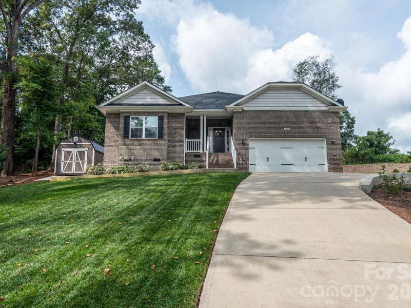 203 Macon Drive, Statesville, NC 28625.  MLS# CAR4419495, YatesRealty ID 48279. 