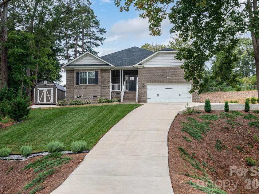 203 Macon Drive, Statesville, NC 28625.  MLS# CAR4419495, YatesRealty ID 48279. 