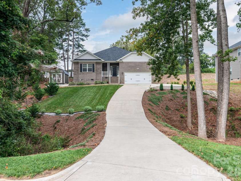 203 Macon Drive, Statesville, NC 28625.  MLS# CAR4419495, YatesRealty ID 48279. 