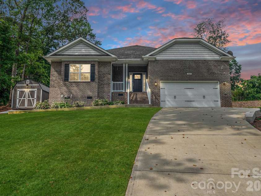 203 Macon Drive, Statesville, NC 28625.  MLS# CAR4419495, YatesRealty ID 48279. 