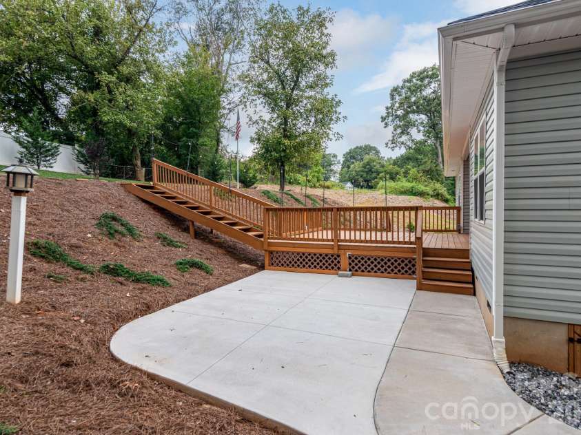 203 Macon Drive, Statesville, NC 28625.  MLS# CAR4419495, YatesRealty ID 48279. 