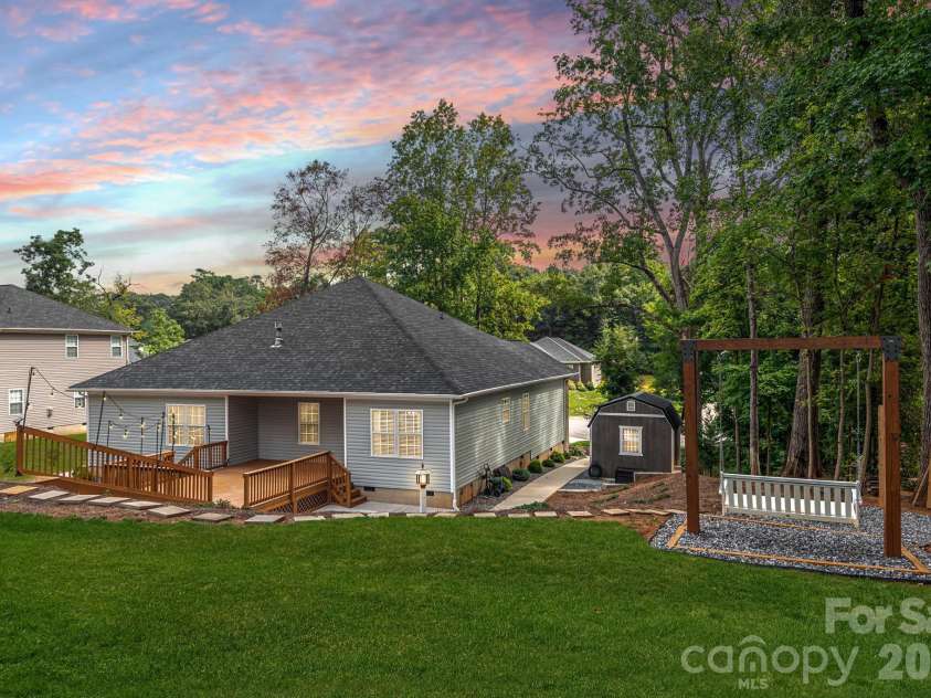 203 Macon Drive, Statesville, NC 28625.  MLS# CAR4419495, YatesRealty ID 48279. 