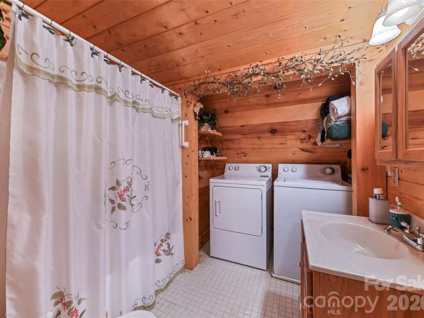 52 Steep Lane, Maggie Valley, NC 28751.  MLS# CAR4397095, YatesRealty ID 48282. Bathroom I