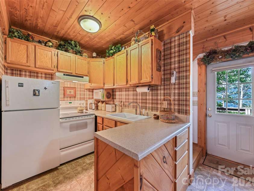 52 Steep Lane, Maggie Valley, NC 28751.  MLS# CAR4397095, YatesRealty ID 48282. Kitchen