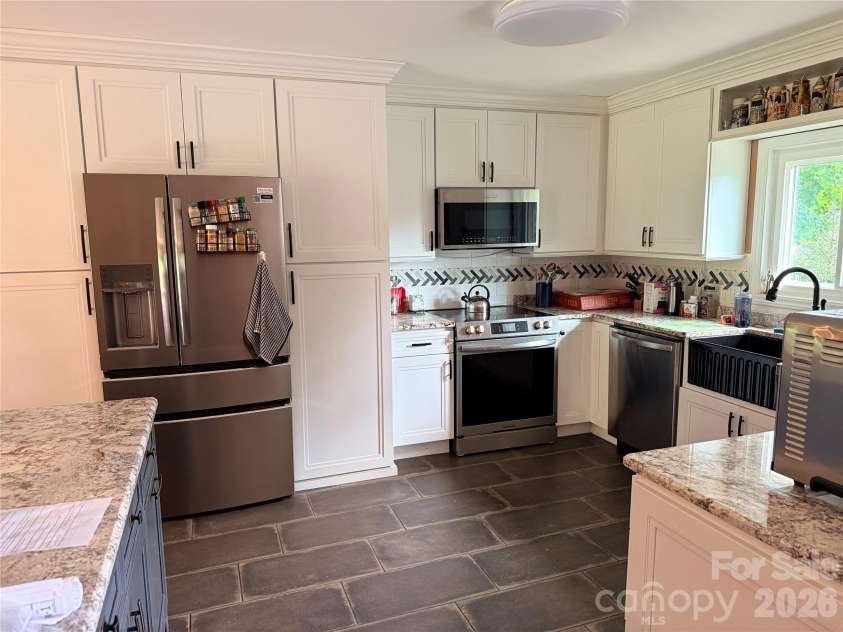 455 Avery Lane, Newland, NC 28657.  MLS# CAR4420126, YatesRealty ID 48283. 