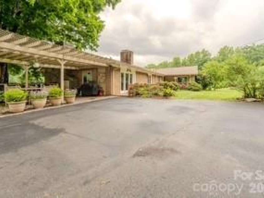 455 Avery Lane, Newland, NC 28657.  MLS# CAR4420126, YatesRealty ID 48283. 