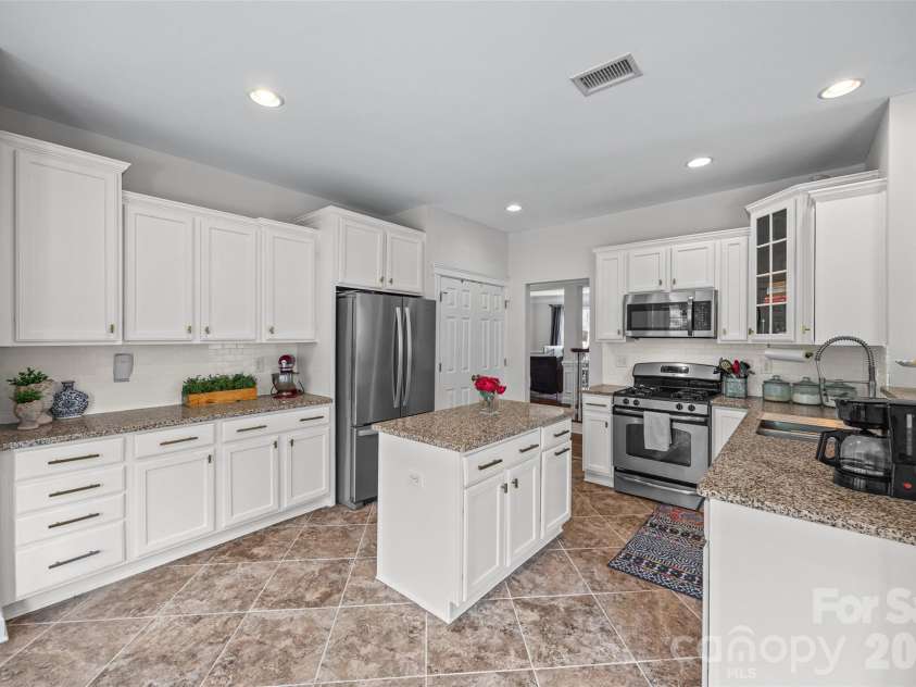 1037 Fleming Lane, Matthews, NC 28104.  MLS# CAR4411578, YatesRealty ID 48286. 
