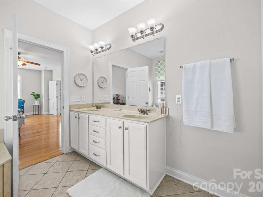1037 Fleming Lane, Matthews, NC 28104.  MLS# CAR4411578, YatesRealty ID 48286. 