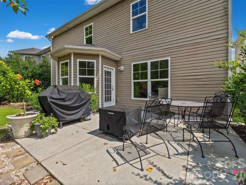 1037 Fleming Lane, Matthews, NC 28104.  MLS# CAR4411578, YatesRealty ID 48286. 