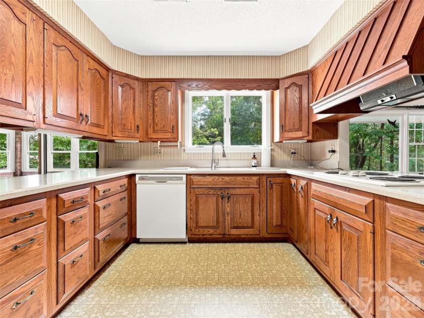 12 Legendary Road, Hendersonville, NC 28739.  MLS# CAR4420469, YatesRealty ID 48291. 