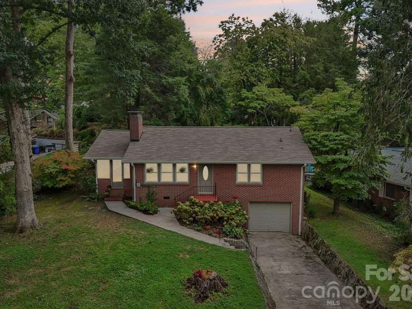 322 Crescent Avenue, Hendersonville, NC 28792.  MLS# CAR4419900, YatesRealty ID 48292. 