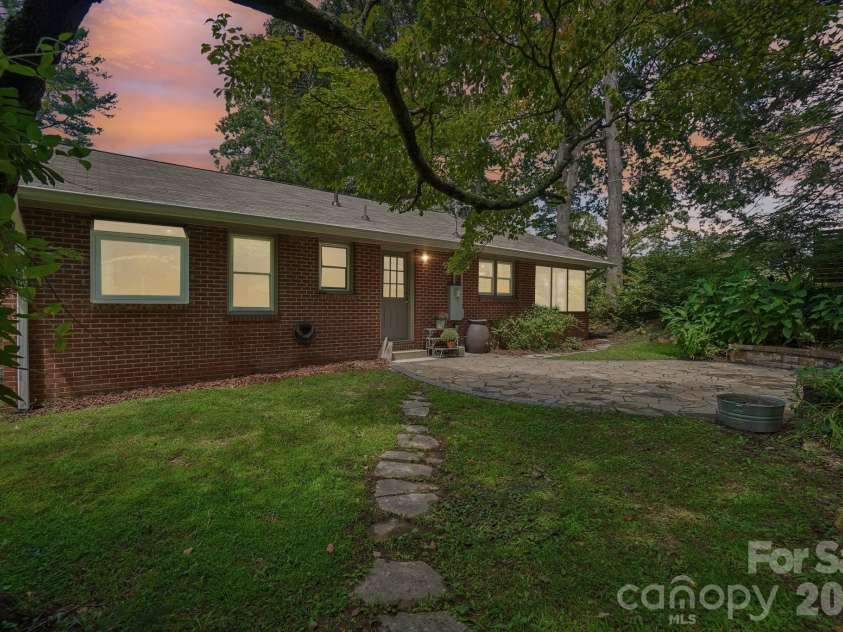 322 Crescent Avenue, Hendersonville, NC 28792.  MLS# CAR4419900, YatesRealty ID 48292. 