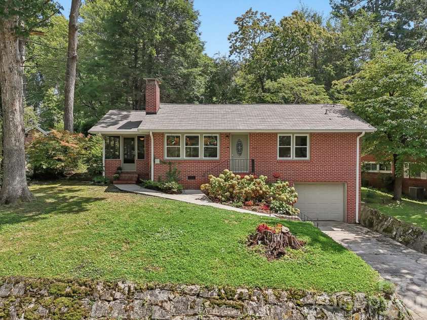 322 Crescent Avenue, Hendersonville, NC 28792.  MLS# CAR4419900, YatesRealty ID 48292. 