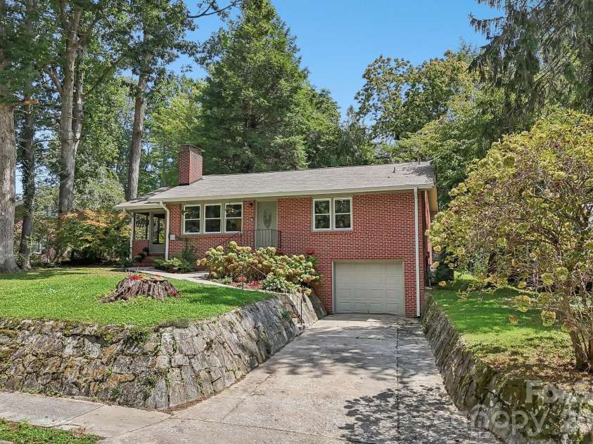 322 Crescent Avenue, Hendersonville, NC 28792.  MLS# CAR4419900, YatesRealty ID 48292. 