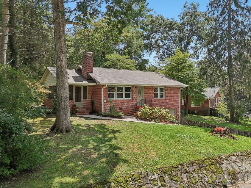 322 Crescent Avenue, Hendersonville, NC 28792.  MLS# CAR4419900, YatesRealty ID 48292. 