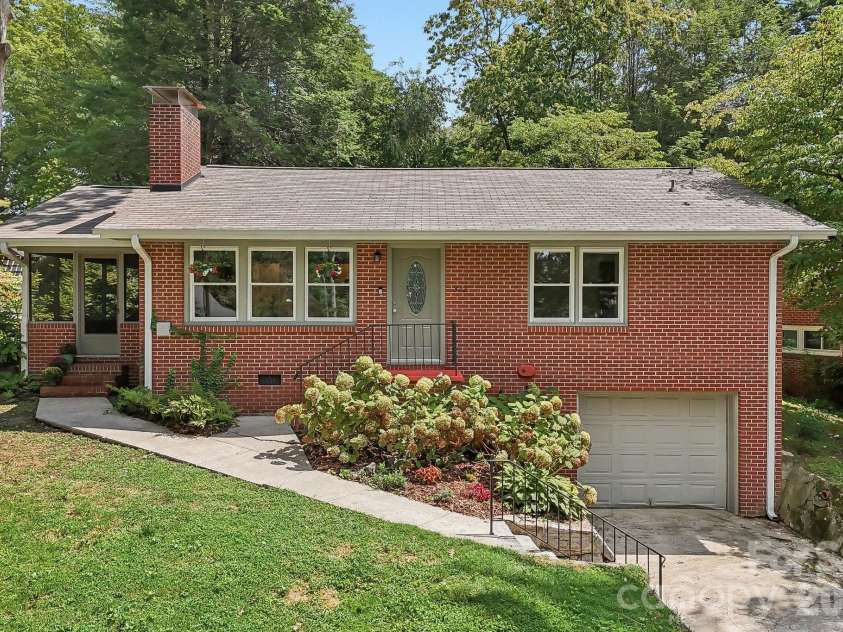 322 Crescent Avenue, Hendersonville, NC 28792.  MLS# CAR4419900, YatesRealty ID 48292. 