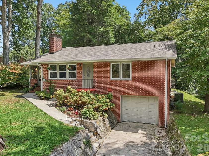322 Crescent Avenue, Hendersonville, NC 28792.  MLS# CAR4419900, YatesRealty ID 48292. 