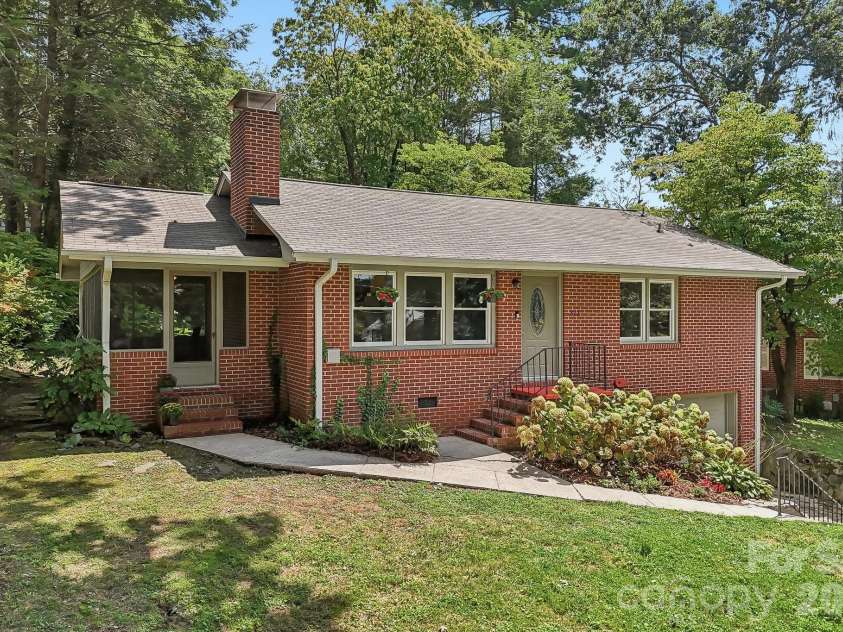 322 Crescent Avenue, Hendersonville, NC 28792.  MLS# CAR4419900, YatesRealty ID 48292. 