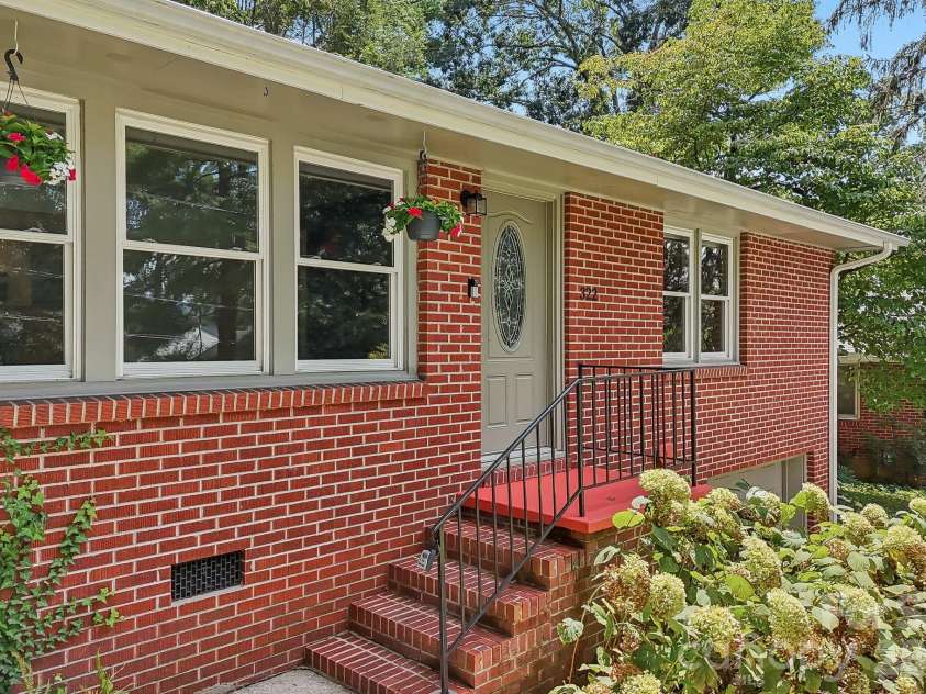 322 Crescent Avenue, Hendersonville, NC 28792.  MLS# CAR4419900, YatesRealty ID 48292. 