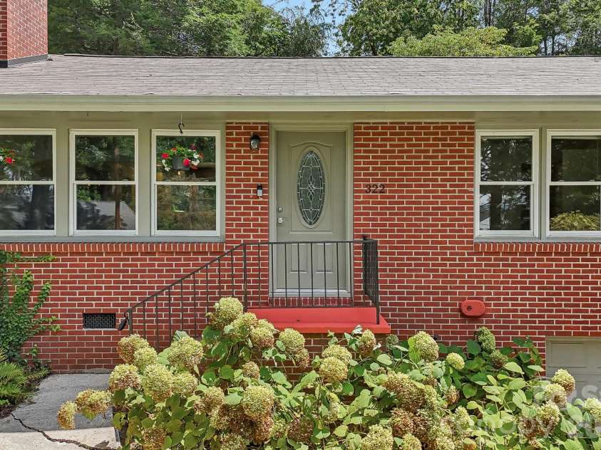 322 Crescent Avenue, Hendersonville, NC 28792.  MLS# CAR4419900, YatesRealty ID 48292. 