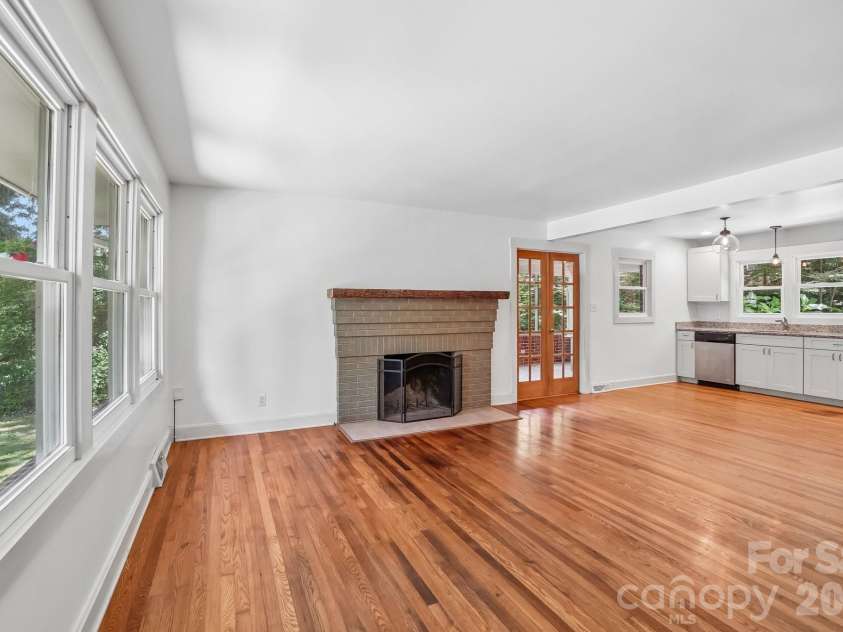 322 Crescent Avenue, Hendersonville, NC 28792.  MLS# CAR4419900, YatesRealty ID 48292. 