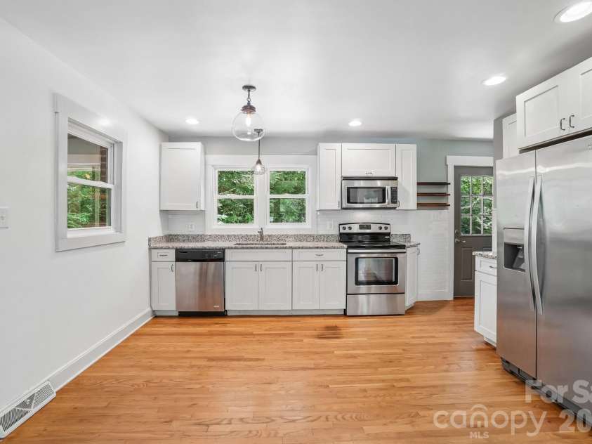 322 Crescent Avenue, Hendersonville, NC 28792.  MLS# CAR4419900, YatesRealty ID 48292. 