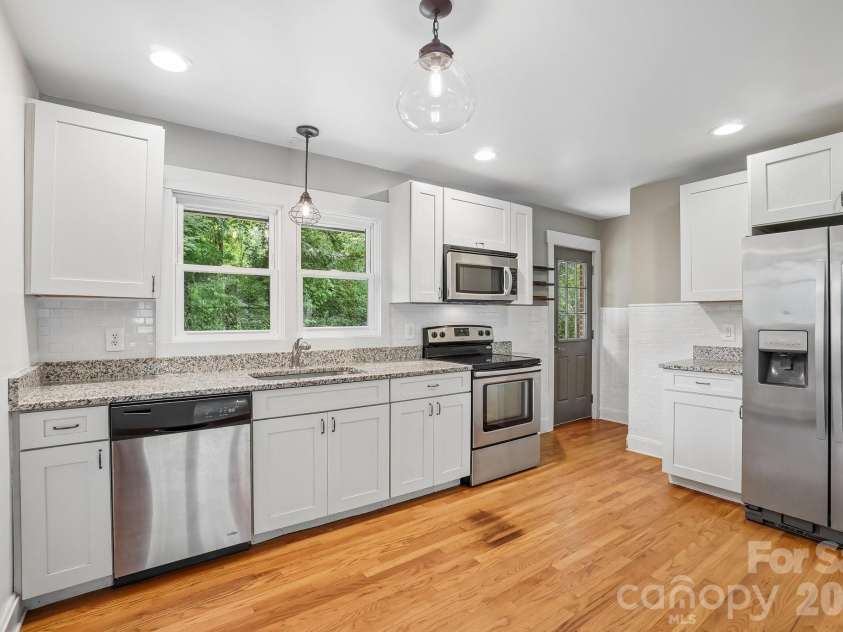 322 Crescent Avenue, Hendersonville, NC 28792.  MLS# CAR4419900, YatesRealty ID 48292. 