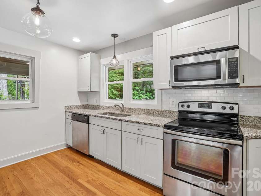 322 Crescent Avenue, Hendersonville, NC 28792.  MLS# CAR4419900, YatesRealty ID 48292. 