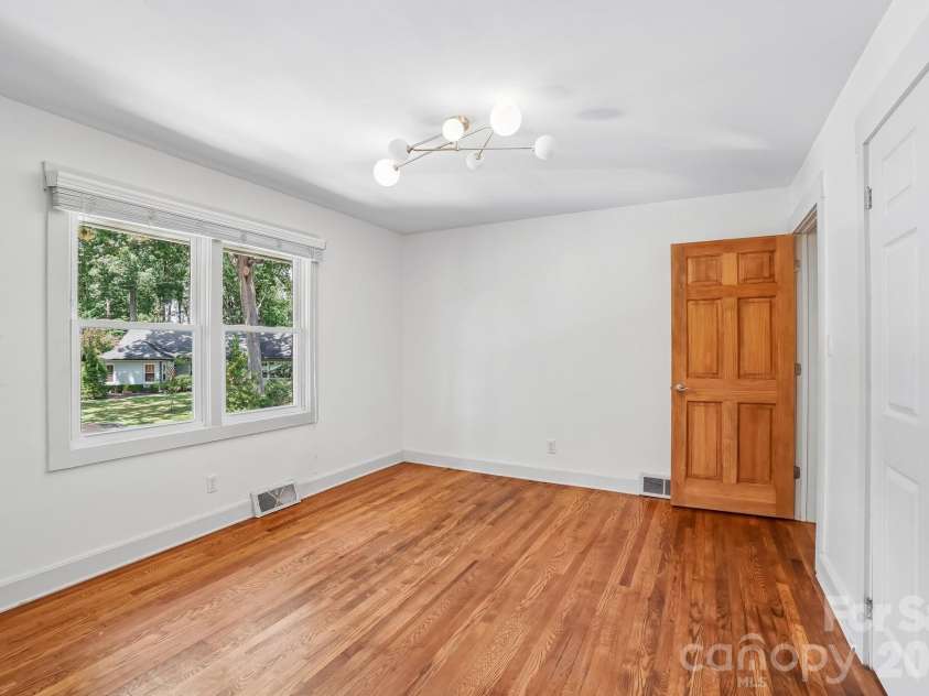 322 Crescent Avenue, Hendersonville, NC 28792.  MLS# CAR4419900, YatesRealty ID 48292. 