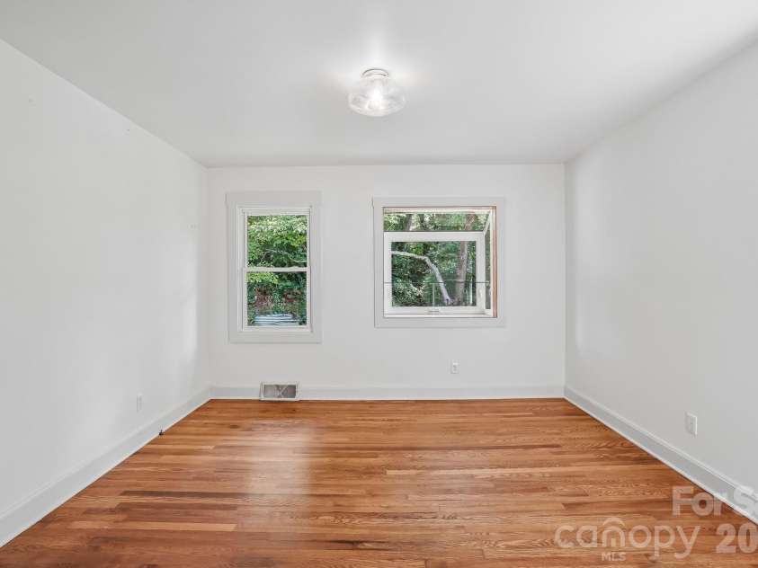 322 Crescent Avenue, Hendersonville, NC 28792.  MLS# CAR4419900, YatesRealty ID 48292. 