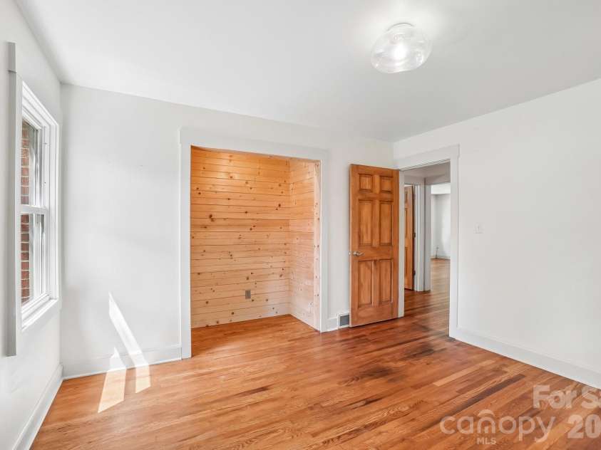 322 Crescent Avenue, Hendersonville, NC 28792.  MLS# CAR4419900, YatesRealty ID 48292. 