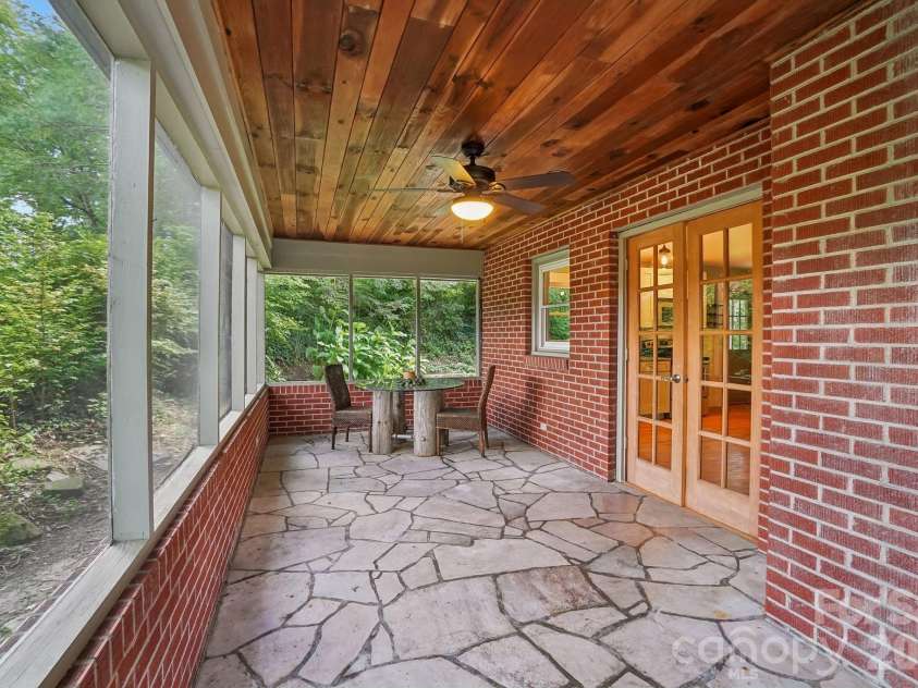 322 Crescent Avenue, Hendersonville, NC 28792.  MLS# CAR4419900, YatesRealty ID 48292. 