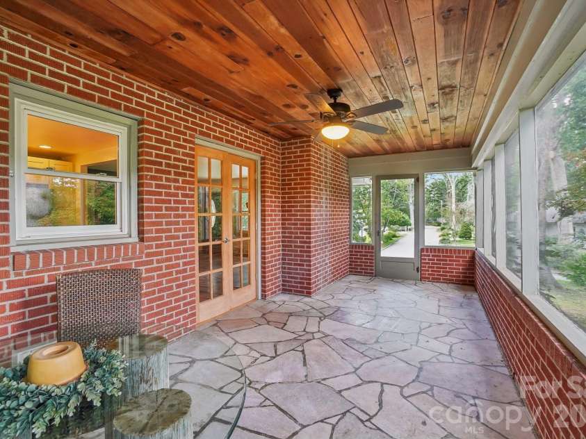 322 Crescent Avenue, Hendersonville, NC 28792.  MLS# CAR4419900, YatesRealty ID 48292. 
