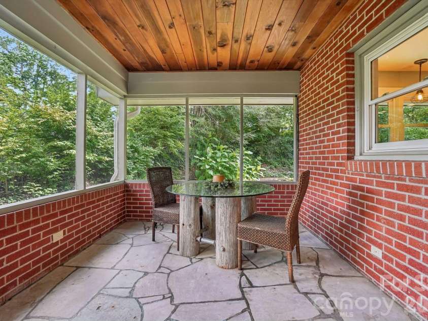 322 Crescent Avenue, Hendersonville, NC 28792.  MLS# CAR4419900, YatesRealty ID 48292. 