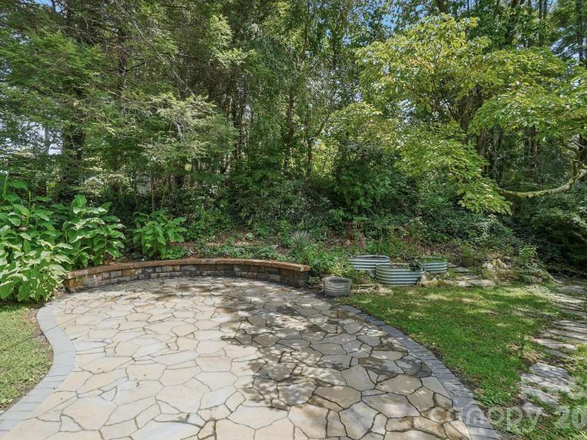 322 Crescent Avenue, Hendersonville, NC 28792.  MLS# CAR4419900, YatesRealty ID 48292. 