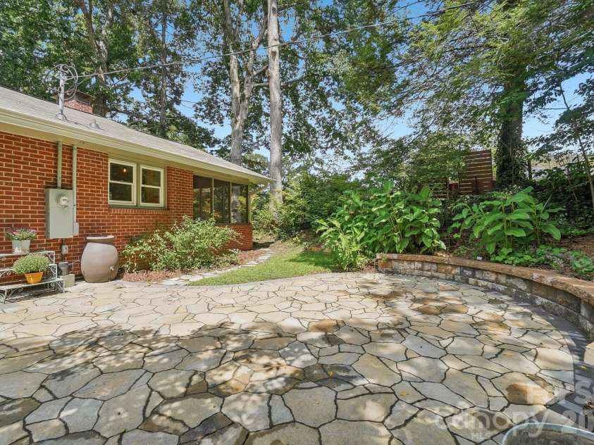 322 Crescent Avenue, Hendersonville, NC 28792.  MLS# CAR4419900, YatesRealty ID 48292. 