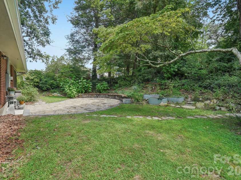 322 Crescent Avenue, Hendersonville, NC 28792.  MLS# CAR4419900, YatesRealty ID 48292. 