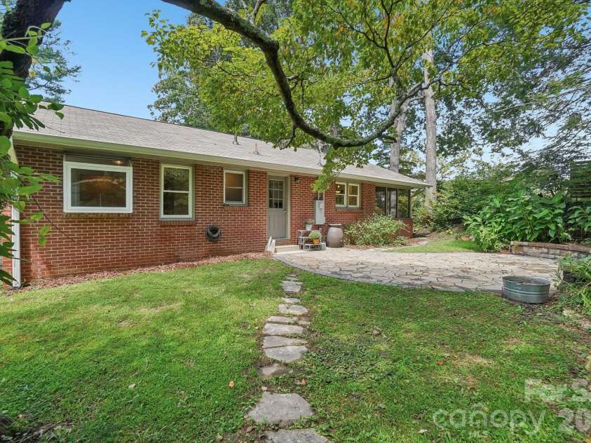 322 Crescent Avenue, Hendersonville, NC 28792.  MLS# CAR4419900, YatesRealty ID 48292. 