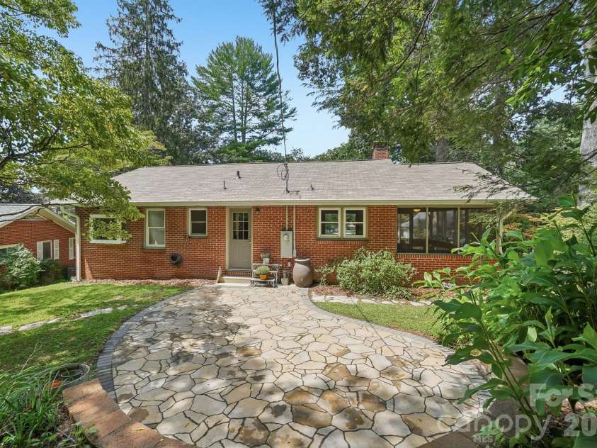 322 Crescent Avenue, Hendersonville, NC 28792.  MLS# CAR4419900, YatesRealty ID 48292. 