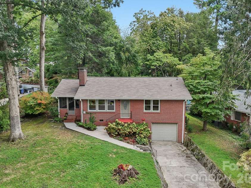 322 Crescent Avenue, Hendersonville, NC 28792.  MLS# CAR4419900, YatesRealty ID 48292. 