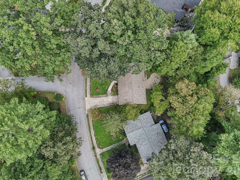 322 Crescent Avenue, Hendersonville, NC 28792.  MLS# CAR4419900, YatesRealty ID 48292. 