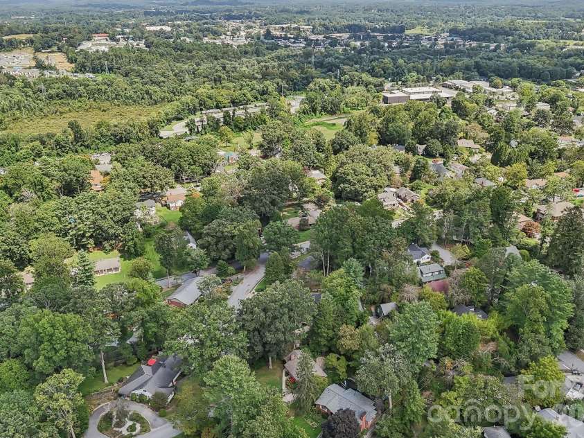 322 Crescent Avenue, Hendersonville, NC 28792.  MLS# CAR4419900, YatesRealty ID 48292. 