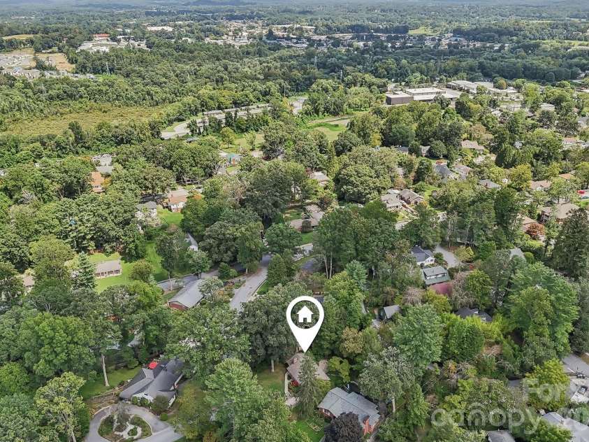 322 Crescent Avenue, Hendersonville, NC 28792.  MLS# CAR4419900, YatesRealty ID 48292. 