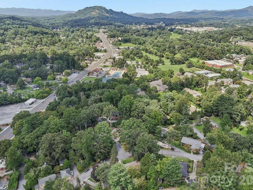 322 Crescent Avenue, Hendersonville, NC 28792.  MLS# CAR4419900, YatesRealty ID 48292. 