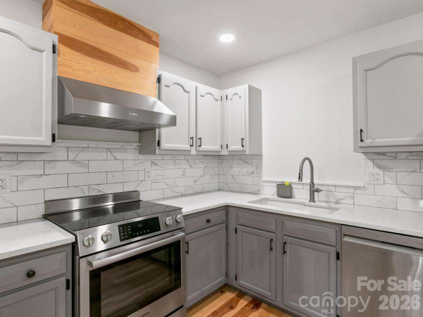 41 Bear Trail, Fairview, NC 28730.  MLS# CAR4420605, YatesRealty ID 48293. New appliances (2024) with Bosch hood.
