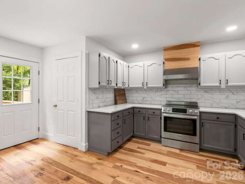 41 Bear Trail, Fairview, NC 28730.  MLS# CAR4420605, YatesRealty ID 48293. Newly remodeled kitchen with quartz countertops.