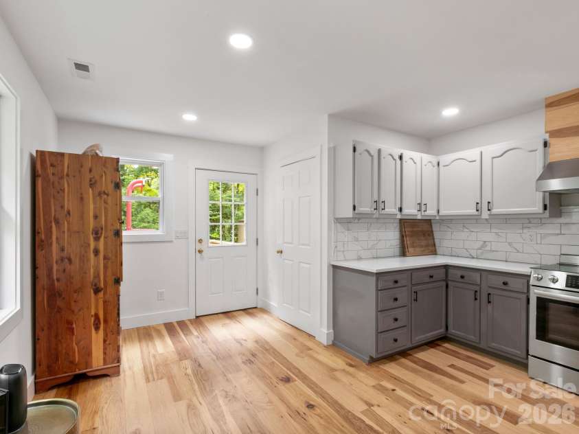 41 Bear Trail, Fairview, NC 28730.  MLS# CAR4420605, YatesRealty ID 48293. Walk-in pantry / laundry closet.